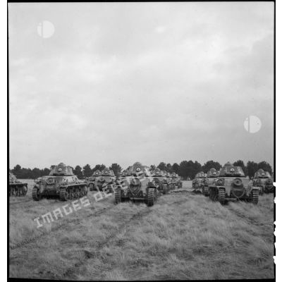 Plan général de chars légers Hotchkiss M39 H de la 3e DLM photographiés de dos en manoeuvre à Sissonne.