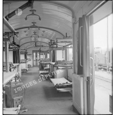Plan général de l'intérieur d'un wagon du train sanitaire à l'arrêt en gare de Noisy-le-Sec.