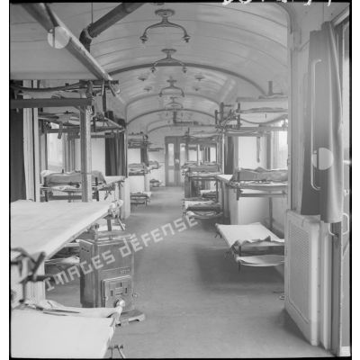 Plan général de l'intérieur d'un wagon du train sanitaire à l'arrêt en gare de Noisy-le-Sec.