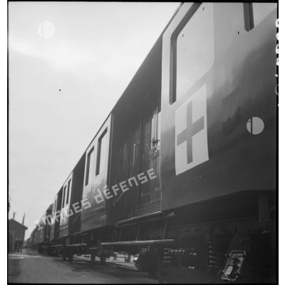 Plan général des wagons du train sanitaire à l'arrêt en gare de Noisy-le-Sec.