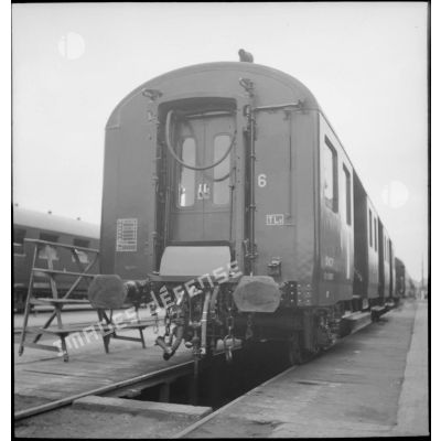 Plan général de l'arrière d'un wagon du train sanitaire à l'arrêt en gare de Noisy-le-Sec.