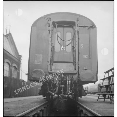 Plan général de l'arrière d'un wagon du train sanitaire à l'arrêt en gare de Noisy-le-Sec.