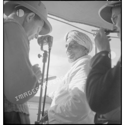 Photographie de groupe de pèlerins à bord du paquebot "Gouverneur général Gueydon" qui transporte les pèlerins vers la Mecque.