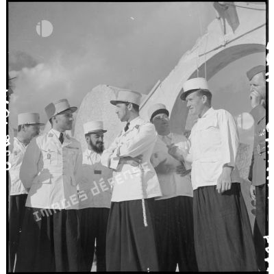 Photographie de groupe d'officiers du Makhzen méhariste d'El Oued.
