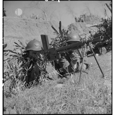 Des tirailleurs du 1er RTA (régiment de tirailleurs algériens) servent un fusil-mitrailleur M24/29.