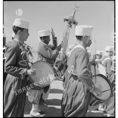 Les tambours et le porteur du chapeau chinois du 1er RTA sont photographiés en plan américain.