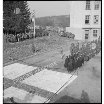 Plan général de la cérémonie aux couleurs lors de l'arrivée de la section sanitaire de volontaires américains (SSVA) à Nançy.