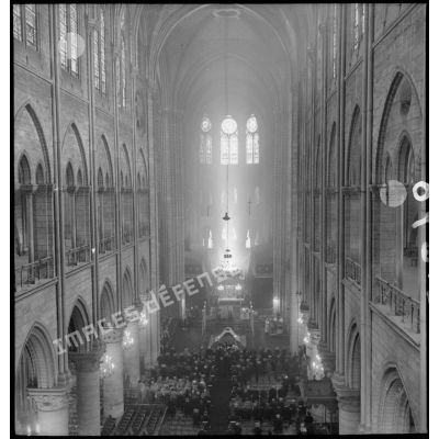 Cérémonie funéraire à l'intérieur de Notre Dame.