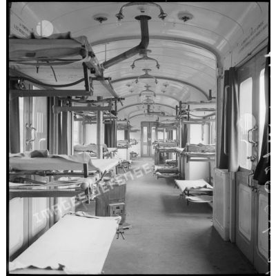 Plan moyen de l'intérieur d'un wagon du train sanitaire en gare de Noisy-le-Sec. Des brancarts sont installés le long des parois du wagon.