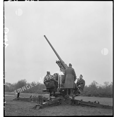 Plan général de servants qui pointent un canon de 75 mm CA modèle 1932.