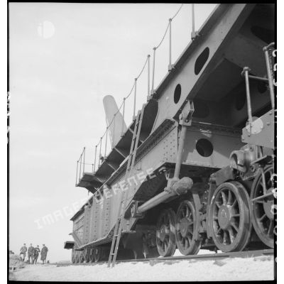 L'affût-truck à berceau de l'obusier de 400 mm de l'ALVF (artillerie lourde sur voie ferrée), baptisé maréchal-des-logis Lebeau, est photographié en plan moyen et en contre-plongée.