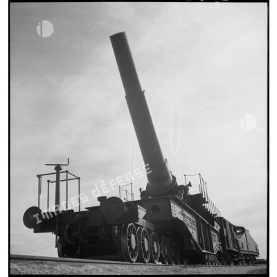 Plan moyen en contre-plongée de l'obusier de 400 mm de l'ALVF (artillerie lourde sur voie ferrée), baptisé maréchal-des-logis Lebeau, photographié de trois quarts avant.