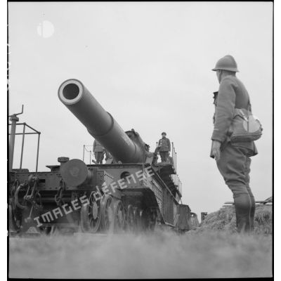 Plan général de face de l'obusier de 400 mm de l'ALVF (artillerie lourde sur voie ferrée), baptisé maréchal-des-logis Lebeau, sur son affût-truck à berceau.