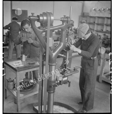 Des apprentis de la cartoucherie de Vincennes travaillent sur des machines-outil en atelier.