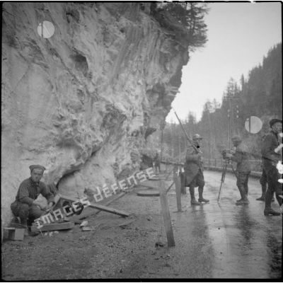 Une équipe de tournage SCA au travail sur une route de montagne des Alpes.