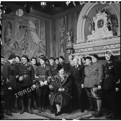 Photographie de groupe de la duchesse de Vendôme entourée d'officiers du 86e BCA.