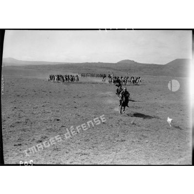 Lors d'un exercice un escadron druze charge au galop vers l'objectif au milieu d'une vaste étendue herbeuse.