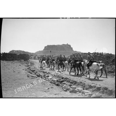 Une colonne de cavaliers du 192e GRDI se déplace sur une piste du Djebel Druze.