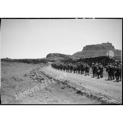 Une colonne du 17e RTS marche sur une piste du Djebel Druze.