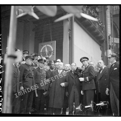 Monsieur Georges Mandel, ministre des colonies, est photographié avec d'autres personnalités civiles et militaires lors de l'inauguration de l'exposition la France d'outre-mer.