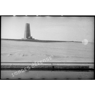 Plan général d'un monument commémoratif au bord du canal de Suez.