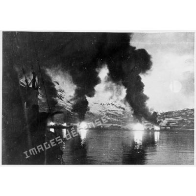 Bombardement de l'escadre britannique sur les défenses allemandes dans le port de Bjerkvik, avant le débarquement de la 13e DBMLE (demi-brigade de marche de la Légion étrangère).