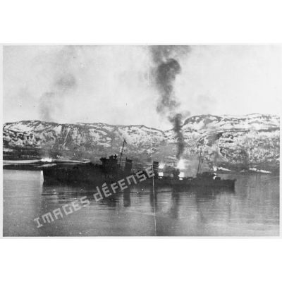 Bombardement naval britannique des défesnses allemandes dans le port de Bjerkvik.