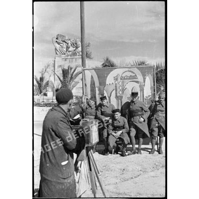 Un groupe de légionnaires du 1er REI est photographiés par un photographe de rue.
