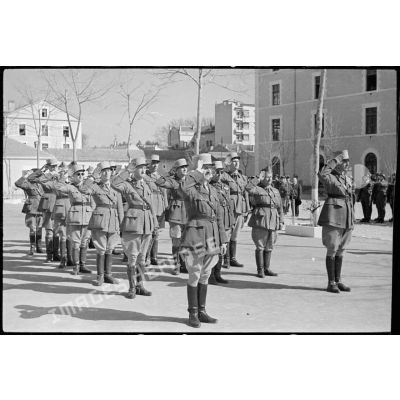 Des officiers saluent lors de la prise d'armes de départ du 1er REI.
