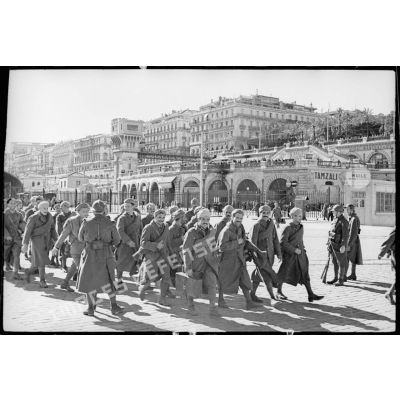 Des tirailleurs algériens se déplacent en section dans le port d'Alger.