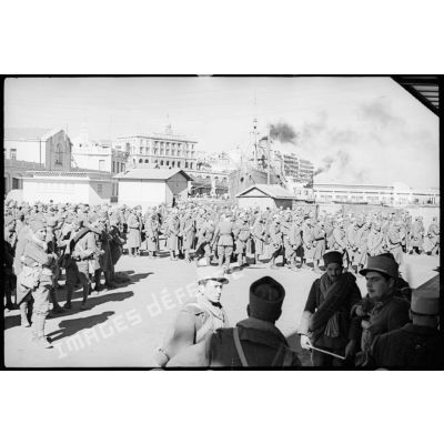 Des tirailleurs algériens sont rassemblés sur un quai du port d'Alger.