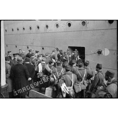 Des tirailleurs algériens embarquent à bord du "Ville d'Alger".