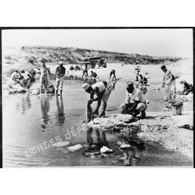 Des tirailleurs sénégalais lavent le linge à un point d'eau.