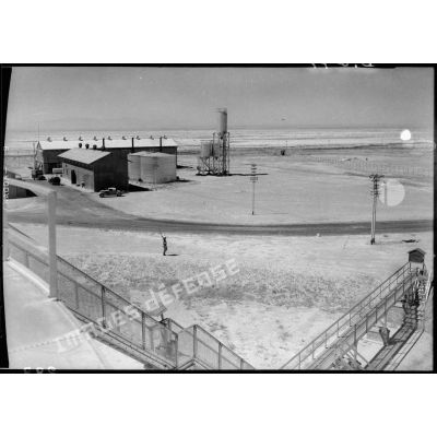 Dans le désert, plan général d'une station de pompage sur l'oléoduc de Kirkuk (Irak) à Tripoli.