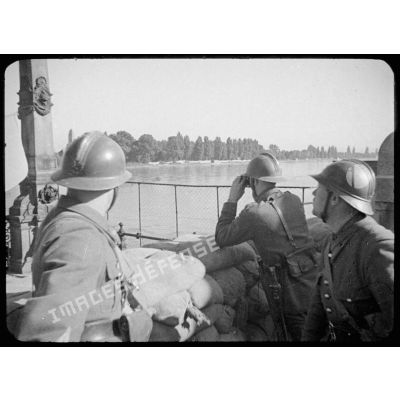 Des soldats français surveillent le Rhin.