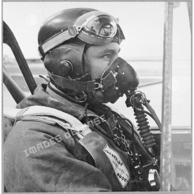 Portrait de profil d'un pilote de chasse du GC I/7. L'homme est dans son cockpit.