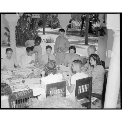 Pendant le déjeuner de la fête aérienne de la jeunesse avec les gagnants de la tombola en compagnie du général Bouscat et de Joséphine Baker.