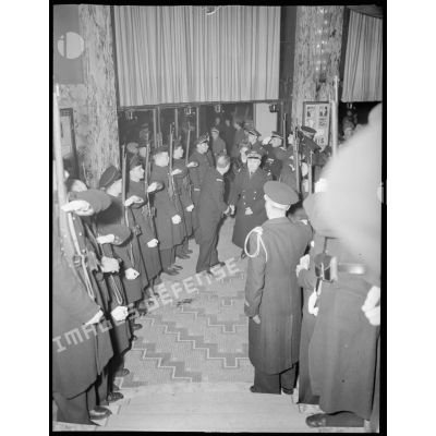 Arrivée du Général Valin, chef de l'état-major de l'Air, au théâtre le Paramount, à Paris.