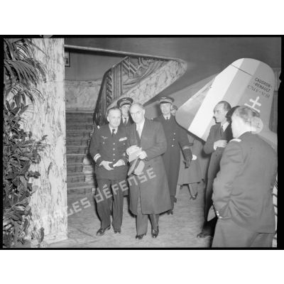 Arrivée de Charles Tillon, ministre de l'Air, aux côtés du Colonel Laganne, au théâtre le Paramount, à Paris.