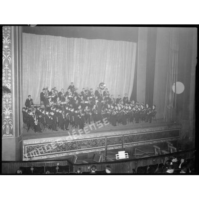 La musique de l'Air joue la Marseillaise au théâtre le Paramount, à Paris, à l'occasion du "Gala des Ailes".