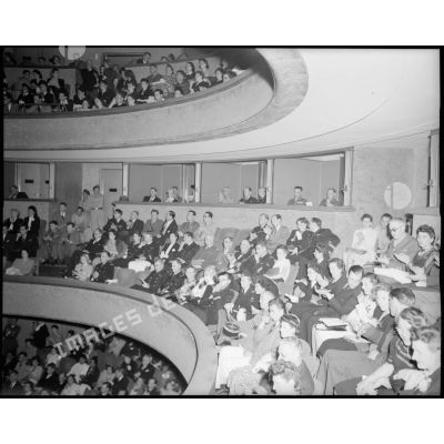 Vue du balcon pendant une représentation au théâtre de l'Empire à Alger.