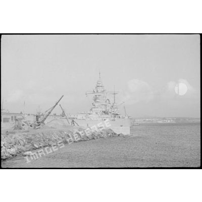 Le cuirassé (ou navire de ligne) le Dunkerque quitte la rade de Brest (sous réserves).