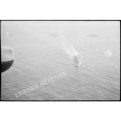 Vue aérienne de navires de guerre français changeant de cap en haute mer.