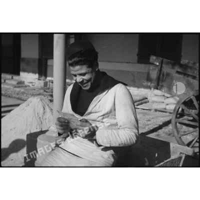 Un marin algérien, dit Baharia, lit du courrier.