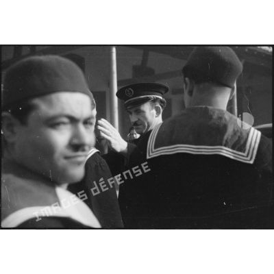 Un officier marinier inspecte les tenues de marins algériens, dits Baharia, alignés sur les rangs.