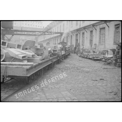 Pièces de fonte usinées sur un wagon à l'arsenal de Brest.