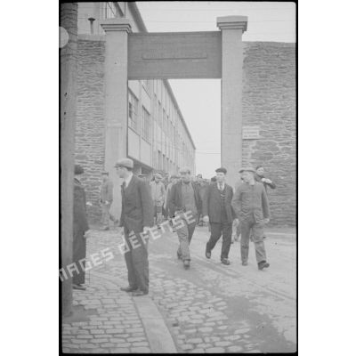 Des ouvriers sortent de l'arsenal de Brest.