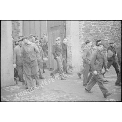 Des ouvriers sortent de l'arsenal de Brest.