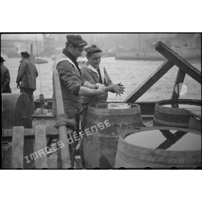 Des marins, de corvée de vivres à l'arsenal de Brest, se lavent les mains.