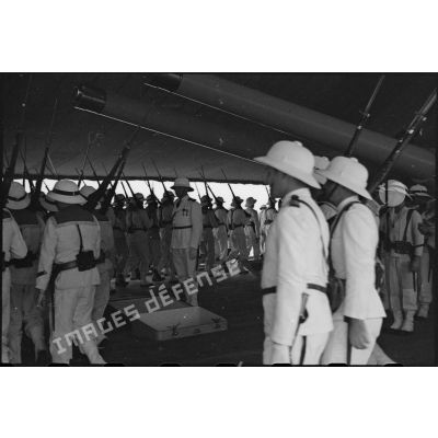 Cérémonie à bord du croiseur lourd Duquesne à laquelle participe la compagnie de débarquement du navire.